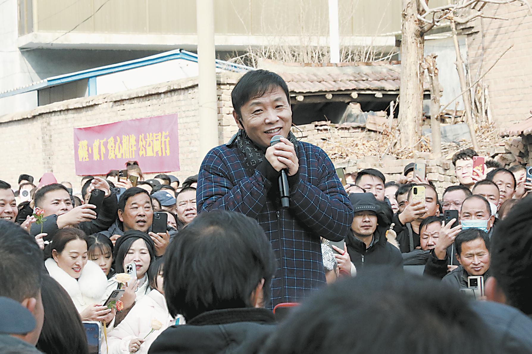 音樂人祁隆回菏澤老家過年